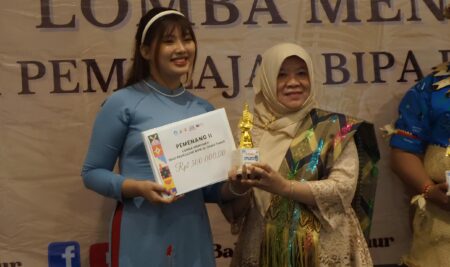 Darmasiswa Student of University of Muhammadiyah Malang From Vietnam Wins Singing Competition in East Java Region Level